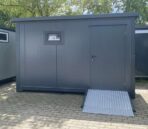Barrierefreier Sanitärcontainer mit behindertengerechtem WC