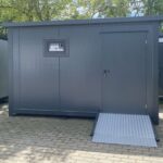 Barrierefreier Sanitärcontainer mit behindertengerechtem WC