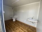 Barrierefreier Sanitärcontainer mit behindertengerechtem WC – Bild 10