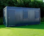 Bürocontainer /6×3 Meter mit Fenstern auf der langen rechten Seite