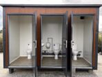 Sanitärcontainer Pavillon WC mit Dreifachkabine – Bild 5