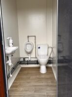 Sanitärcontainer Pavillon WC mit Dreifachkabine – Bild 4