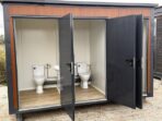 Sanitärcontainer Pavillon WC mit Dreifachkabine – Bild 2
