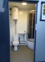Sanitärcontainer WC Dusche mit Heizkessel und Kippfenster – Bild 9