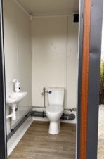Sanitärcontainer Pavillon WC mit Dreifachkabine – Bild 8
