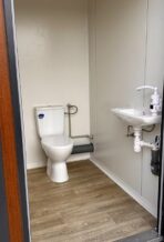 Sanitärcontainer Pavillon WC mit Dreifachkabine – Bild 9