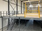 Mezzanine-Lagerplattform 10x10m| Belastbarkeit 500 kg/m² | mit Treppe, Geländer und Übergabepunkt – Bild 4