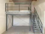 Mezzanine-Lagerplattform 10x10m| Belastbarkeit 500 kg/m² | mit Treppe, Geländer und Übergabepunkt