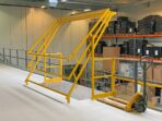 Mezzanine-Lagerplattform 10x10m| Belastbarkeit 500 kg/m² | mit Treppe, Geländer und Übergabepunkt – Bild 3