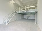 Lagerplattform 7x7m, Tragfähigkeit 500 kg/m², mit Treppe, Geländer und Übergabepunkt – Bild 4