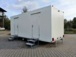Doppelter Sanitäranhänger 5 WC 3 Urinale 6x2,40 m