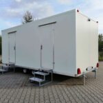 Doppelter Sanitäranhänger 5 WC 3 Urinale 6x2,40 m