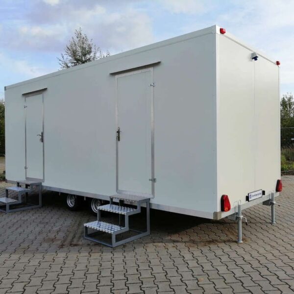 Doppelter Sanitäranhänger 5 WC 3 Urinale 6x2,40 m