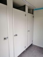 Doppelter Sanitäranhänger 5 WC 3 Urinale 6x2,40 m – Bild 2