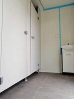 Doppelter Sanitäranhänger 5 WC 3 Urinale 6x2,40 m – Bild 5