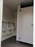 Doppelter Sanitäranhänger 5 WC 3 Urinale 6x2,40 m – Bild 6