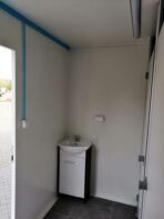 Doppelter Sanitäranhänger 5 WC 3 Urinale 6x2,40 m – Bild 8