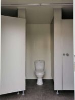 Doppelter Sanitäranhänger 5 WC 3 Urinale 6x2,40 m – Bild 9