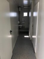 Sanitärcontainer 6,06x2,44 m 2 Duschen 2 WC 2 Urinale 5 Waschbecken – Bild 6