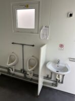 Sanitärcontainer 6,06x2,44 m 2 Duschen 2 WC 2 Urinale 5 Waschbecken – Bild 9