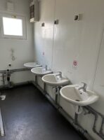 Sanitärcontainer 6,06x2,44 m 2 Duschen 2 WC 2 Urinale 5 Waschbecken – Bild 10