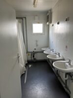 Sanitärcontainer 6,06x2,44 m 2 Duschen 2 WC 2 Urinale 5 Waschbecken – Bild 11