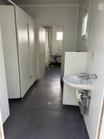 Sanitärcontainer 6,06x2,44 m 2 Duschen 2 WC 2 Urinale 5 Waschbecken – Bild 8